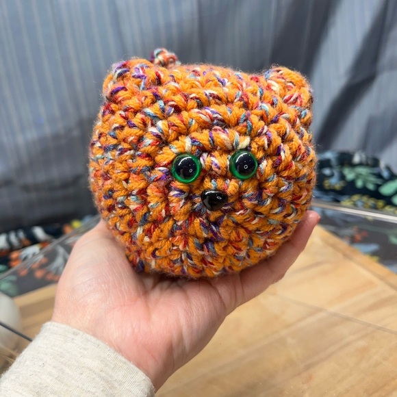 Handmade crochet cat loaf - Picture 5 of 5